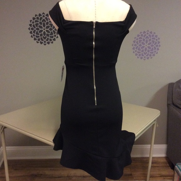 ❤️ 💰⬇️ NWT! Black Dress- Ruffle & Sleeve Detail - Picture 5 of 5